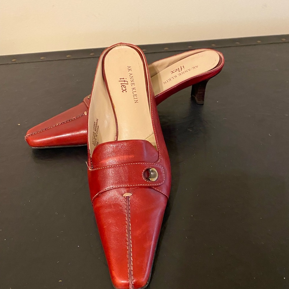 Anne Klein Women’s Size 6M Red Leather Mules with Seam down the front of shoe - Picture 8 of 10